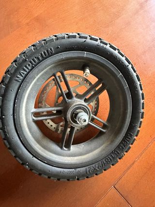 Rueda trasera patinete Xiaomi con disco de freno.