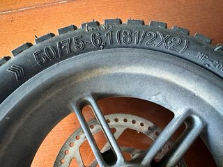 Rueda trasera patinete Xiaomi con disco de freno.