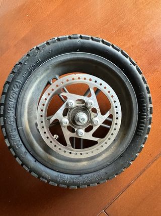 Rueda trasera patinete Xiaomi con disco de freno.
