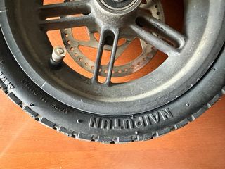 Rueda trasera patinete Xiaomi con disco de freno.
