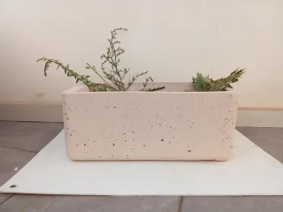 Jardinera de piedra y mimbre beige