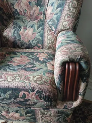 Sillón de tela con estampado floral