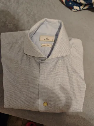 Traje de novio azul con chaleco estampado