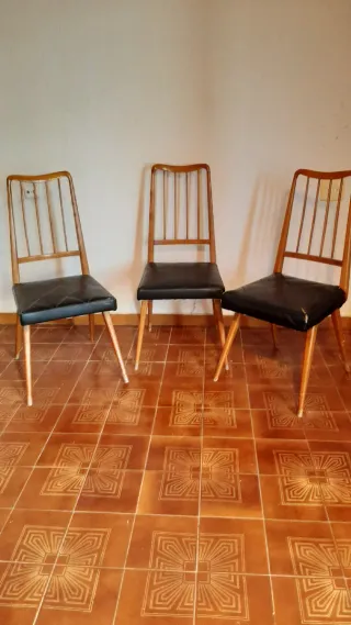 3 Sillas Vintage Madera y piel sintética.