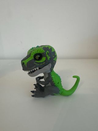 Figura Dinosaurio Negro con Lengua Naranja