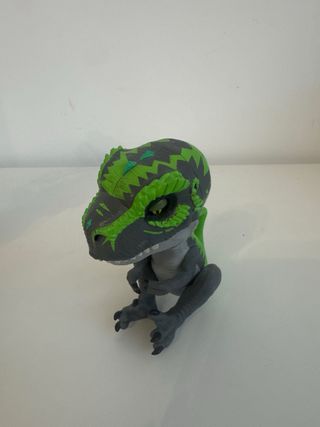 Figura Dinosaurio Negro con Lengua Naranja