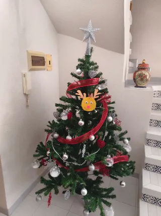 Árbol de Navidad Verde con Adornos Plateados