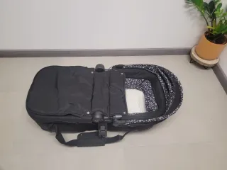 Carrito de bebé negro