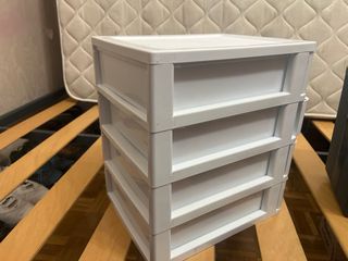 Piccola cassettiera in plastica