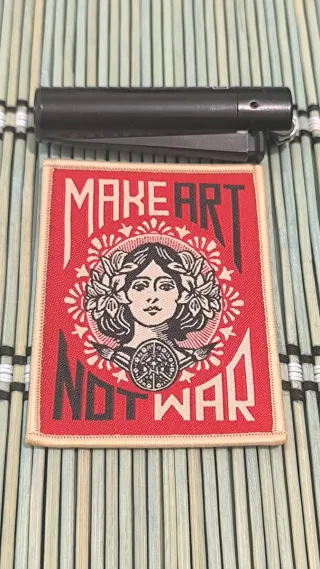 Parche Make Art Not War ilustración Obey