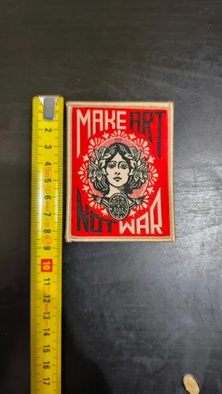 Parche Make Art Not War ilustración Obey
