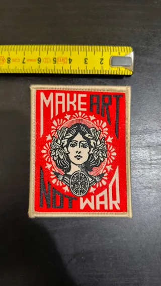Parche Make Art Not War ilustración Obey