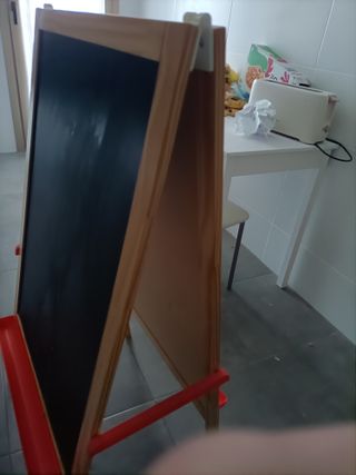 Pizarra infantil de madera para rollo de papel