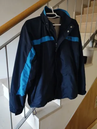 Chaqueta deportiva azul y negra