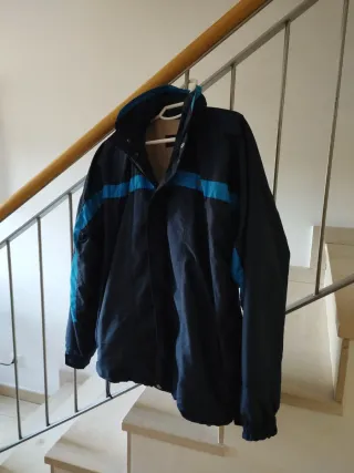 Chaqueta deportiva azul y negra