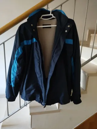 Chaqueta deportiva azul y negra