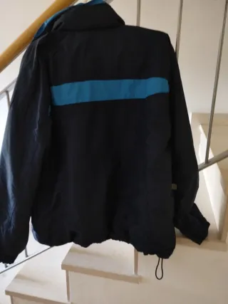 Chaqueta deportiva azul y negra