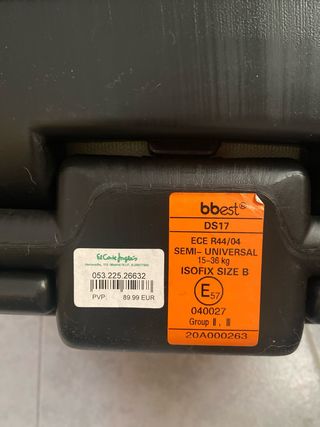 Silla de auto negra con ribete rojo