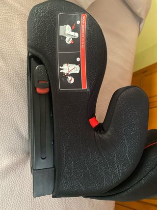 Silla de auto negra con ribete rojo