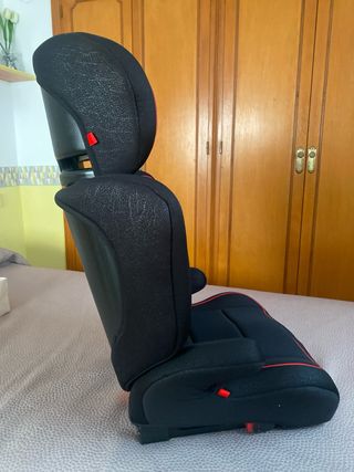 Silla de auto negra con ribete rojo