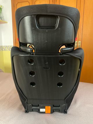 Silla de auto negra con ribete rojo