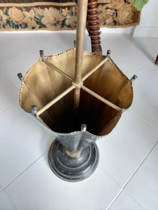 Paragüero antiguo metal negro y dorado