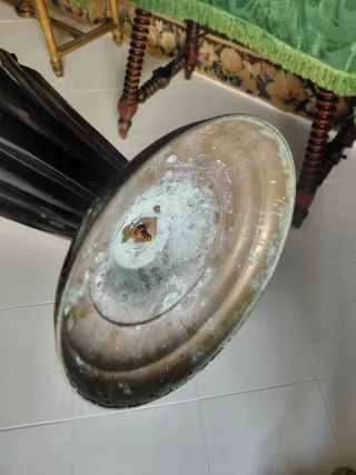 Paragüero antiguo metal negro y dorado