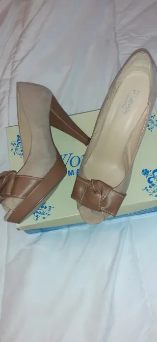 Zapatos de tacón Wonder beige y marrón
