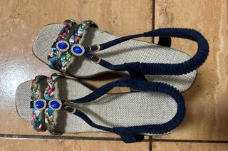 Tacones de cuña con pedrería