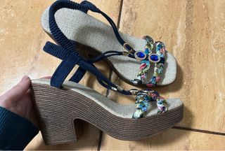 Tacones de cuña con pedrería