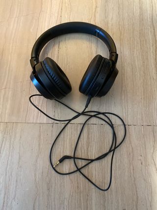 Cascos negros con cable