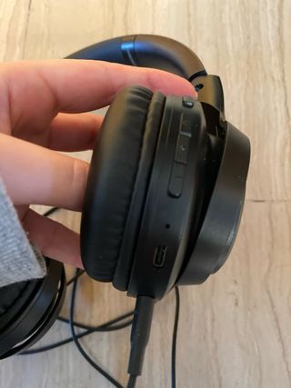 Cascos negros con cable