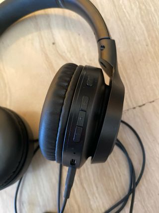 Cascos negros con cable