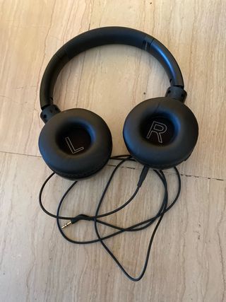 Cascos negros con cable