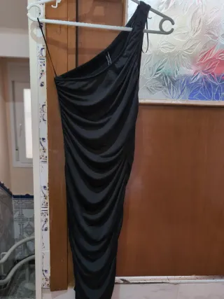 Vestido negro asimétrico