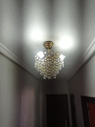 Lámpara colgante dorada con cristales