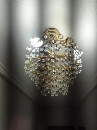 Lámpara colgante dorada con cristales