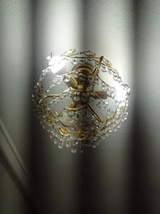 Lámpara colgante dorada con cristales