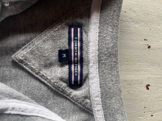 Polo Tommy Hilfiger Gris y Blanco