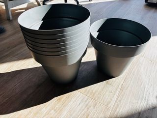8 macetas de plástico grises