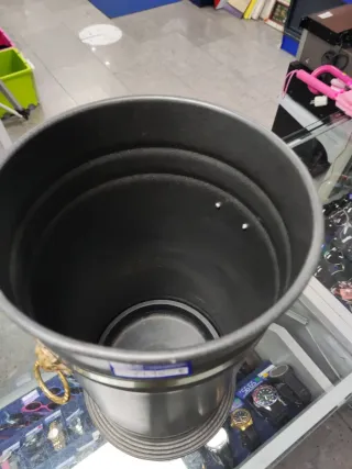 Paragüero de metal negro y dorado