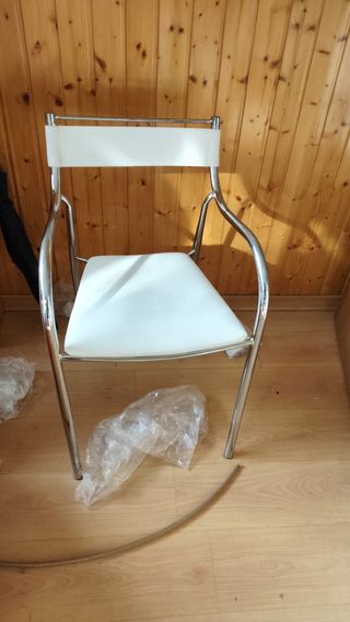 Silla metálica blanca moderna