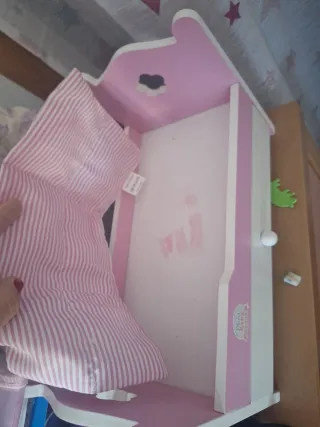 Cuna de juguete rosa y blanca