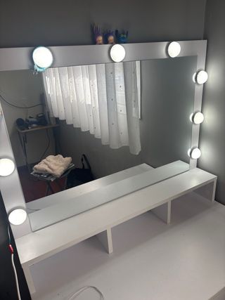 Tocador blanco con espejo y luces