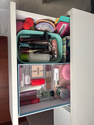 Tocador blanco con espejo y luces