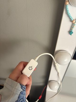 Tocador blanco con espejo y luces