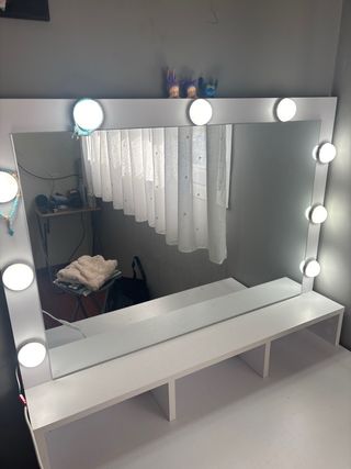 Tocador blanco con espejo y luces