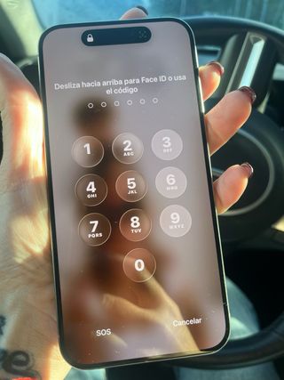 iPhone 15 Pro Max titanio con 16 fundas Titanio