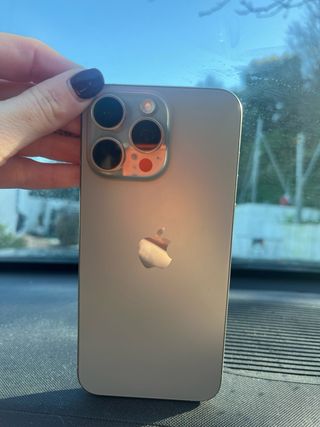 iPhone 15 Pro Max titanio con 16 fundas Titanio