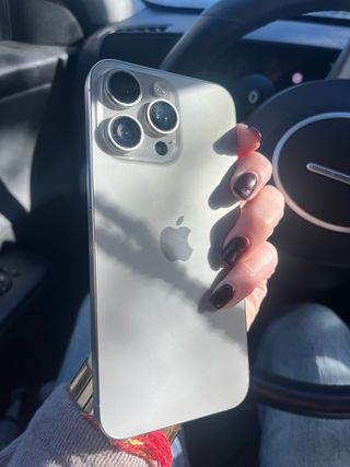 iPhone 15 Pro Max titanio con 16 fundas Titanio